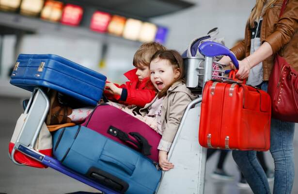 Volando en familia: consejos para usar millas en pasajes para niños