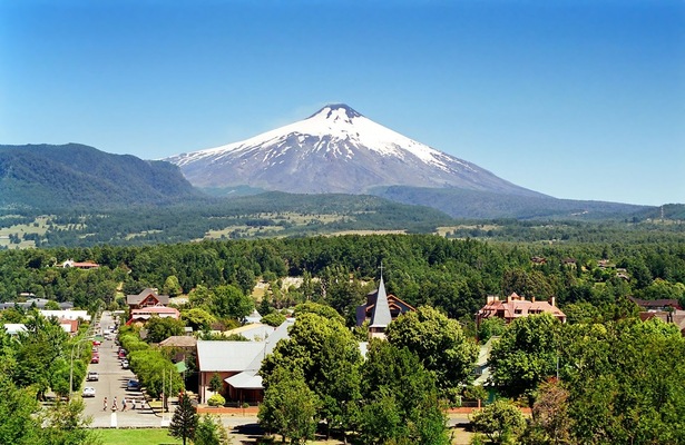 Pucón en Chile: aventura, volcanes y aguas termales para conocer con millas