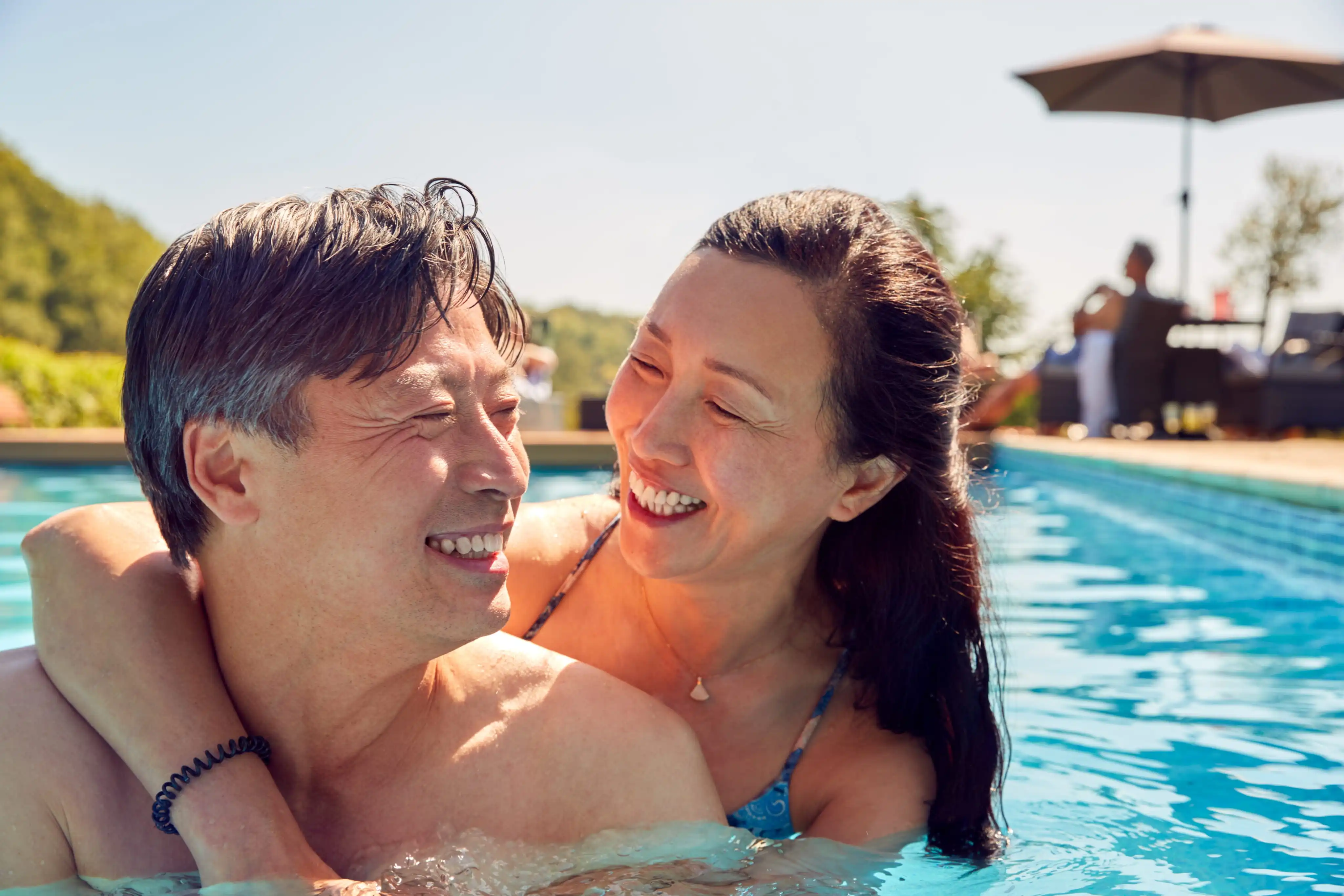 O casal s&ecirc;nior feliz em um hotel ALL