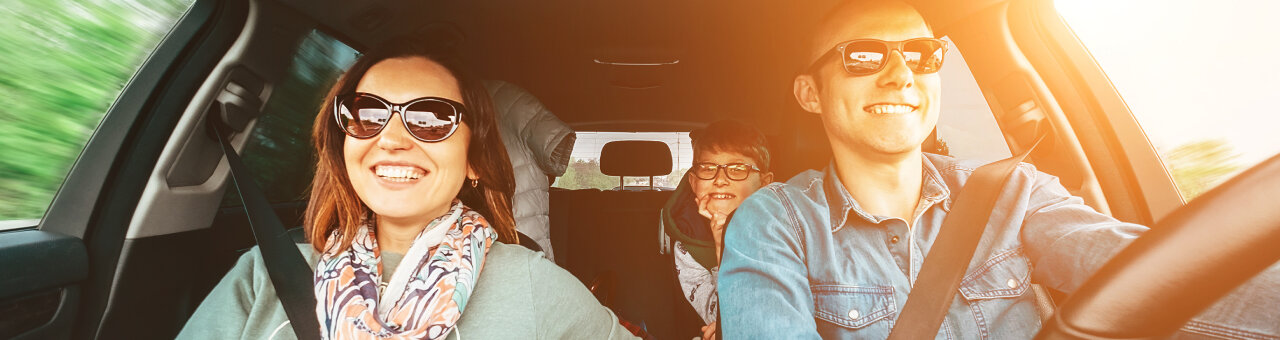 familia feliz en un auto