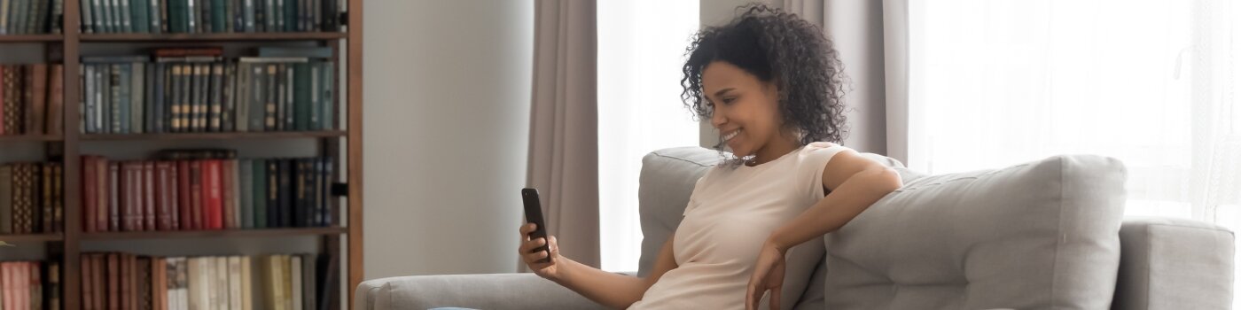 Mujer con celular en sus manos