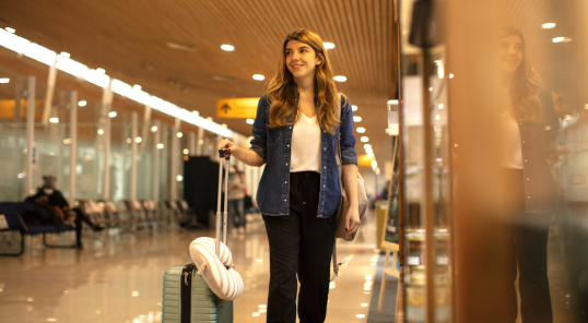 Mulher utilizando os Puntos Calificables da LATAM Pass