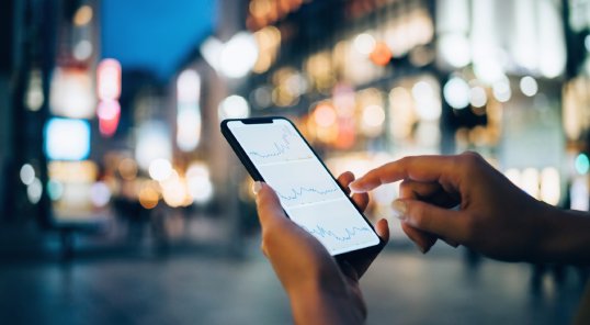 Homem utilizando sala VIP LATAM