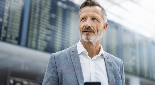 Mulher utilizando os pontos qualific&aacute;veis da LATAM Pass