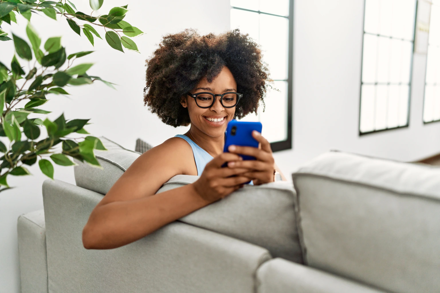 Telas do aplicativo LATAM Pass exibindo saldo de milhas e opções de shopping