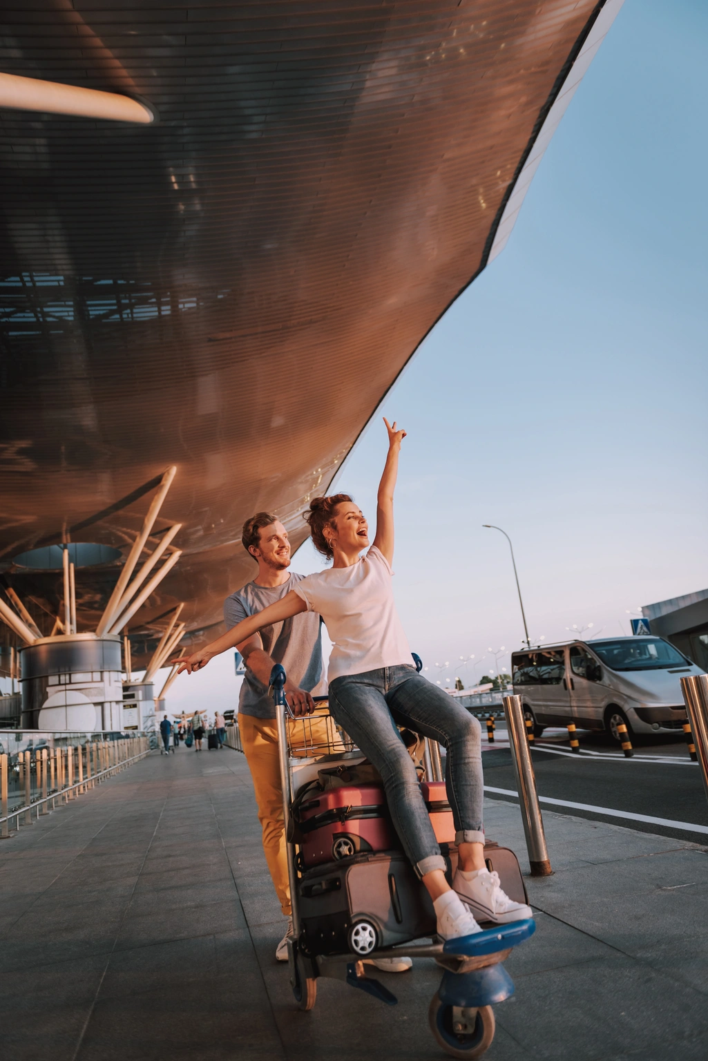 Casal com bagagens chegando ao aeroporto