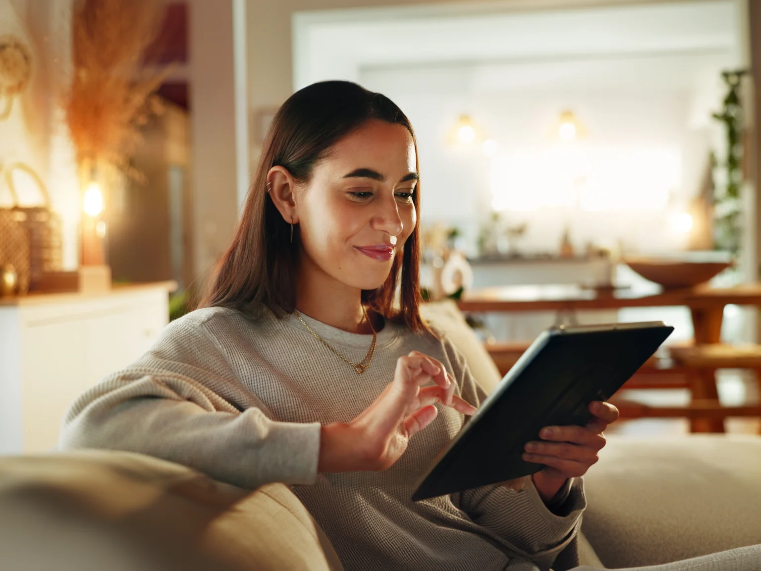 Mulher usando um tablet em casa