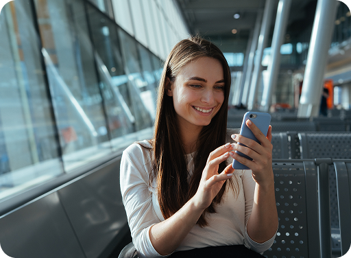 Imagem de uma mo&ccedil;a feliz utilizando o celular