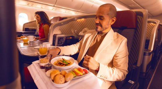 Homem utilizando sala VIP LATAM