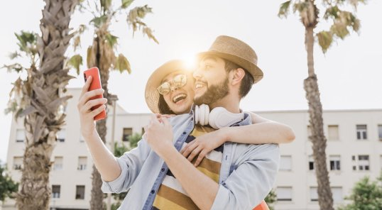 Mulher utilizando os Puntos Calificables da LATAM Pass